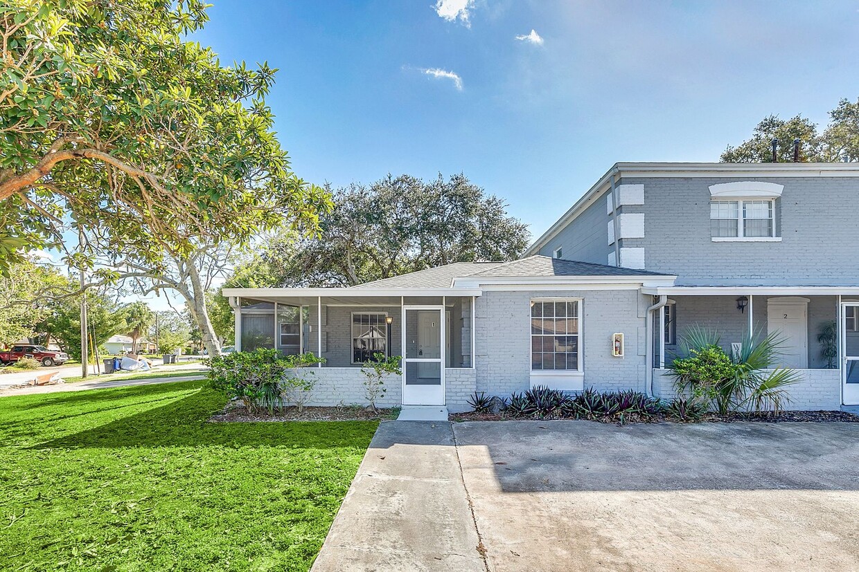 Foto principal - 3/2 unit in Titusville ready for new tenants!