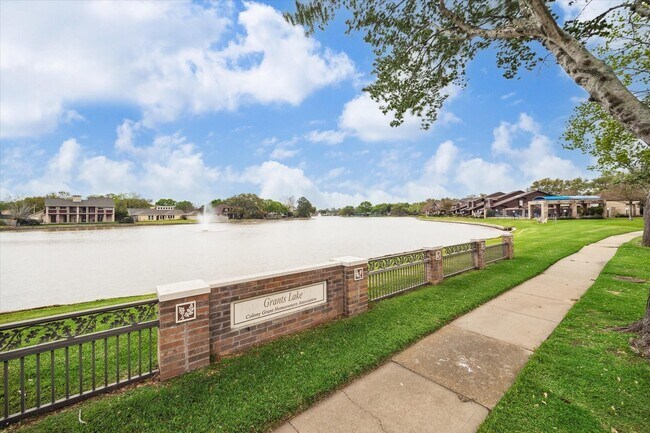 Foto del edificio - 2611 Grants Lake Blvd
