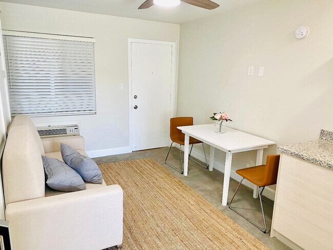 Foto del edificio - REMODELED STUDIO APARTMENT AVAILABLE IN TH...
