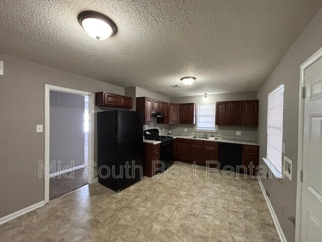 Building Photo - 6 Point O Woods Dr
