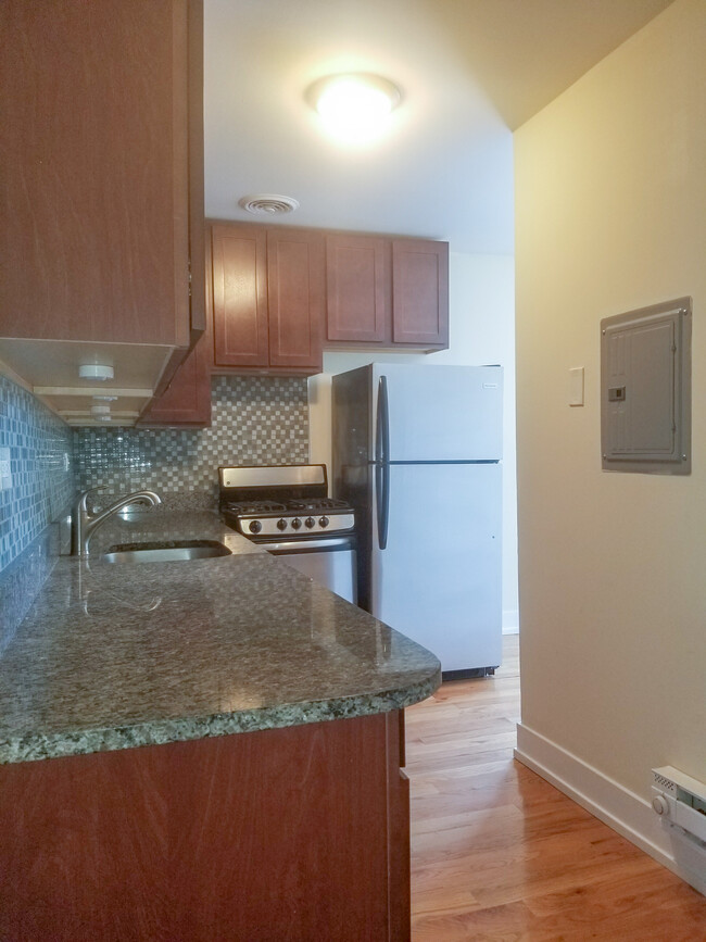 Building Photo - 555 W Arlington Pl