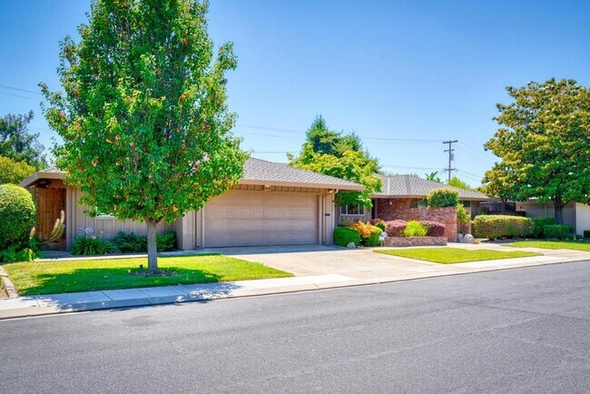Building Photo - Stunning home located is sought after Northgate!