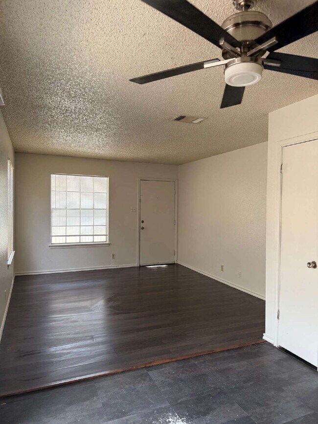 Foto del edificio - 5221 Meadow Rise St