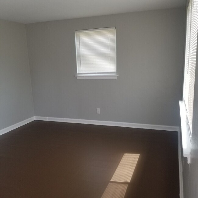 Building Photo - Cozy One Bedroom
