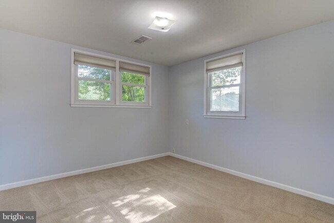 Building Photo - 8120 Drayton Ln