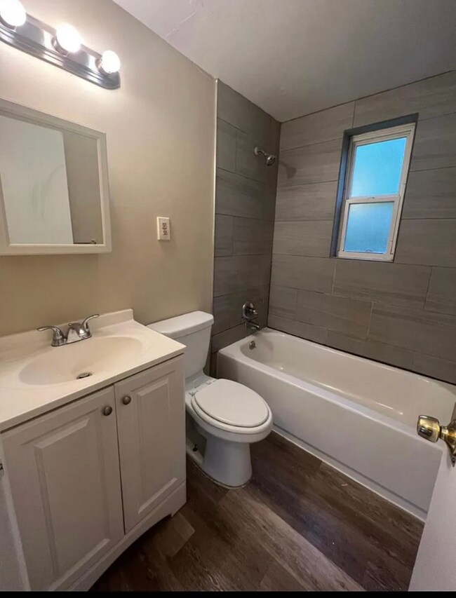 Foto del edificio - Updated 3-Bed Unit - Spacious!