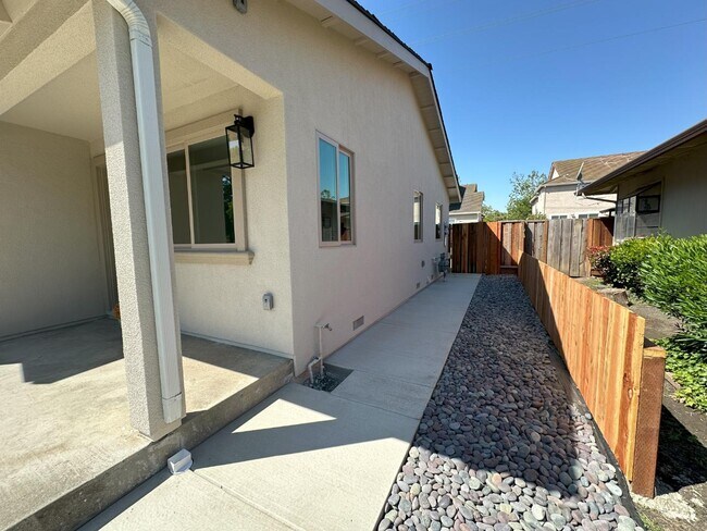 Building Photo - 18283 Carriage Dr