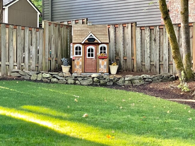 Building Photo - *Short Term Rental!* Tastefully Updated 4 ...
