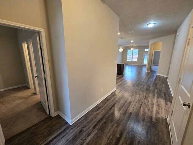 Building Photo - College Station - Spacious 4 bed/ 3 bath h...