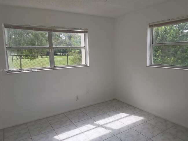 Foto del edificio - 8060 Fairview Dr