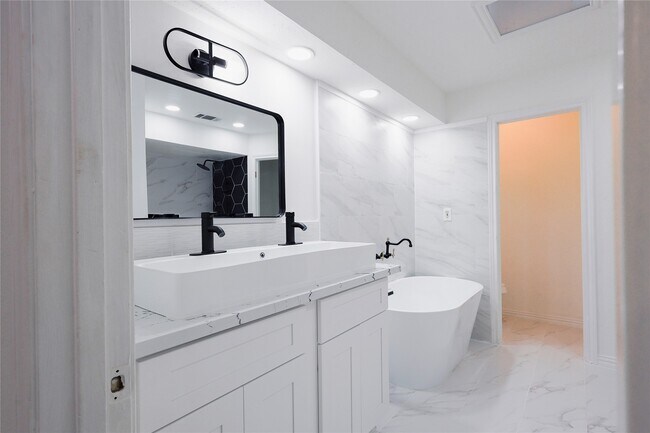 Foto del edificio - 10411 Rippling Fields Dr