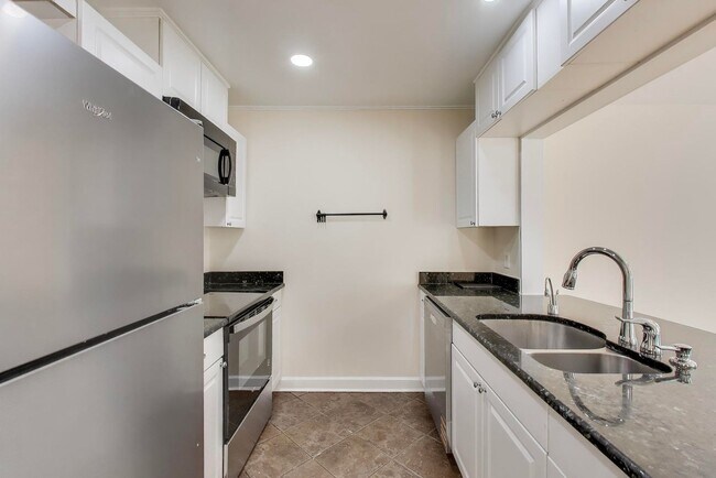 Foto del edificio - FRESH & READY -- Elegant 3 bedroom, 2.5 bath - 2 Level Condo!