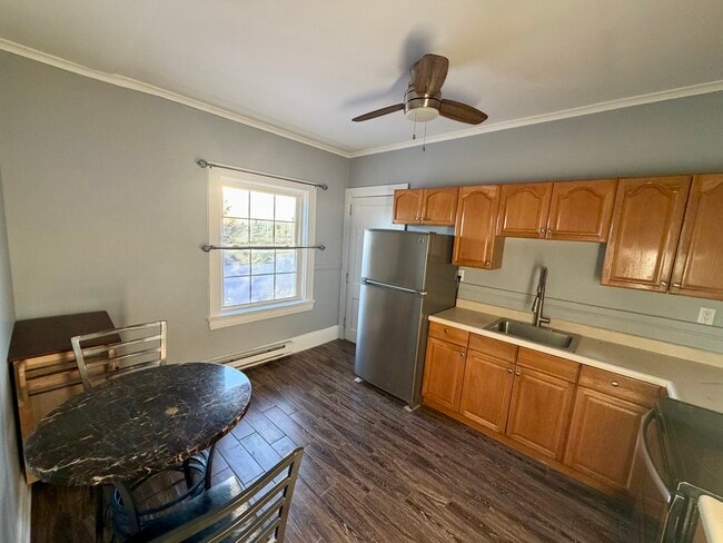 Building Photo - 502 River St