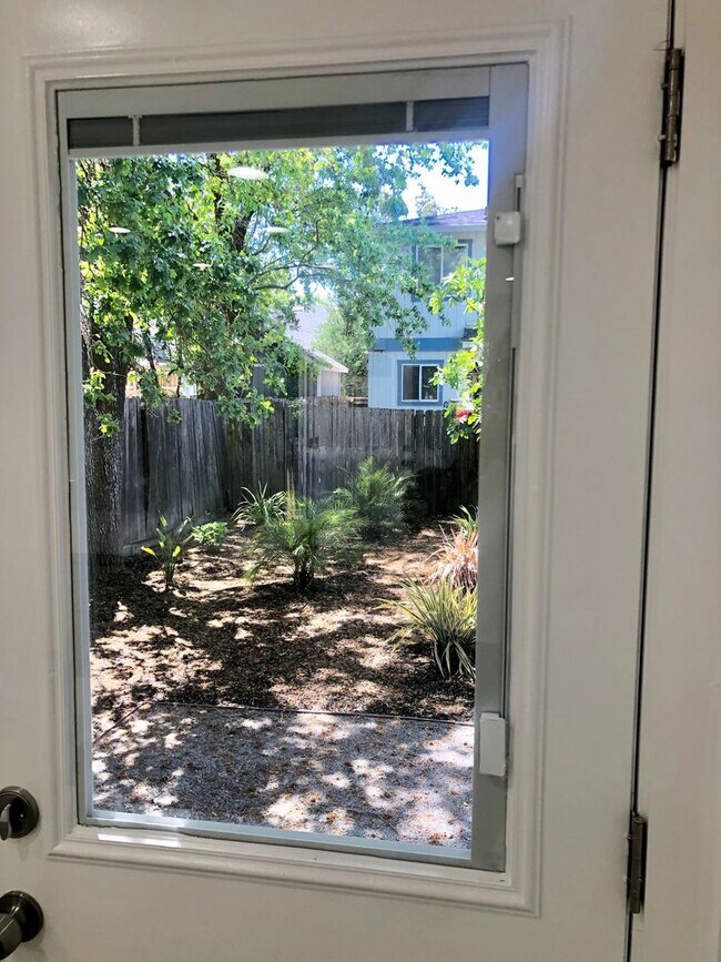 Foto del edificio - 3BD Townhome in Windsor | Private Yard + Garage | Walk to Shops + Wine Country