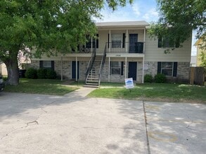 Building Photo - 1906 Cedarhill Dr