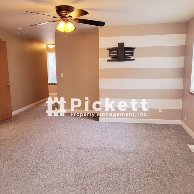 Building Photo - 3 Bedroom in Great Central Kitsap Location