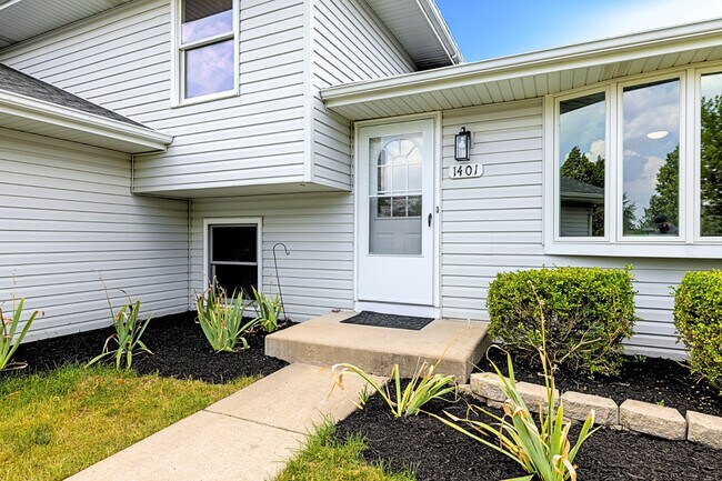 Building Photo - 1401 Benham Dr
