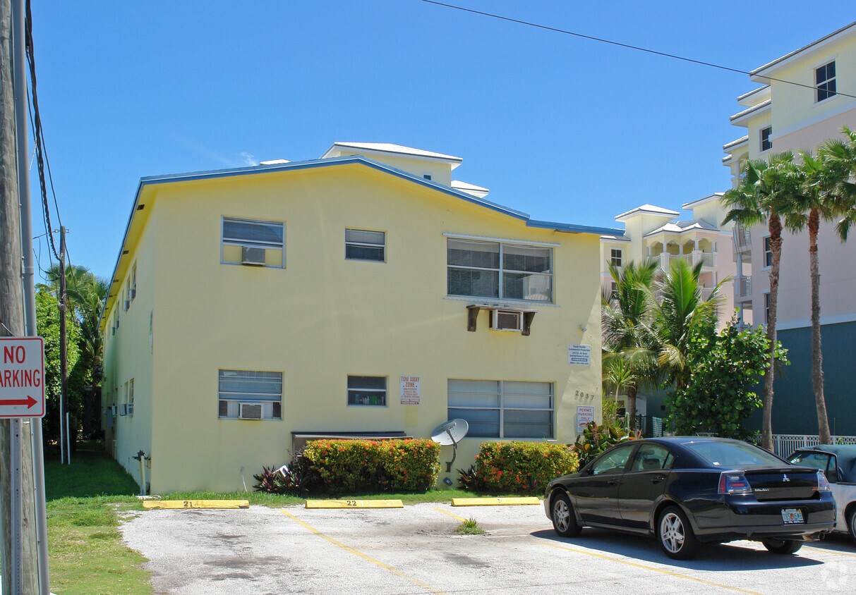 Building Photo - 2037 SE 3rd St
