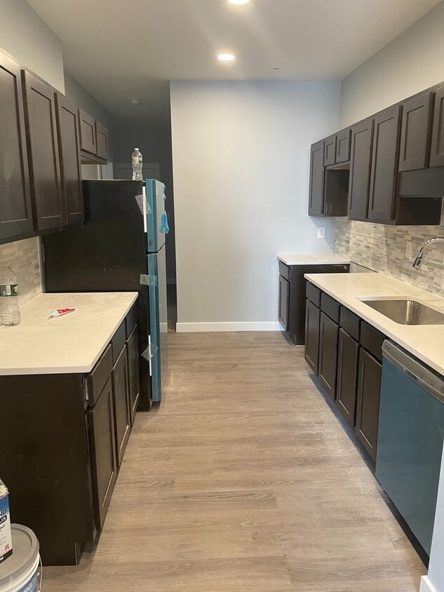 Building Photo - Bright & Spacious 3-Bedroom Apartment with In-Unit Washer/Dryer | Heat & Hot Water Included | Nea...