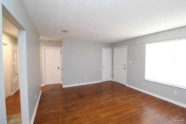 Building Photo - 642 Ditmar St