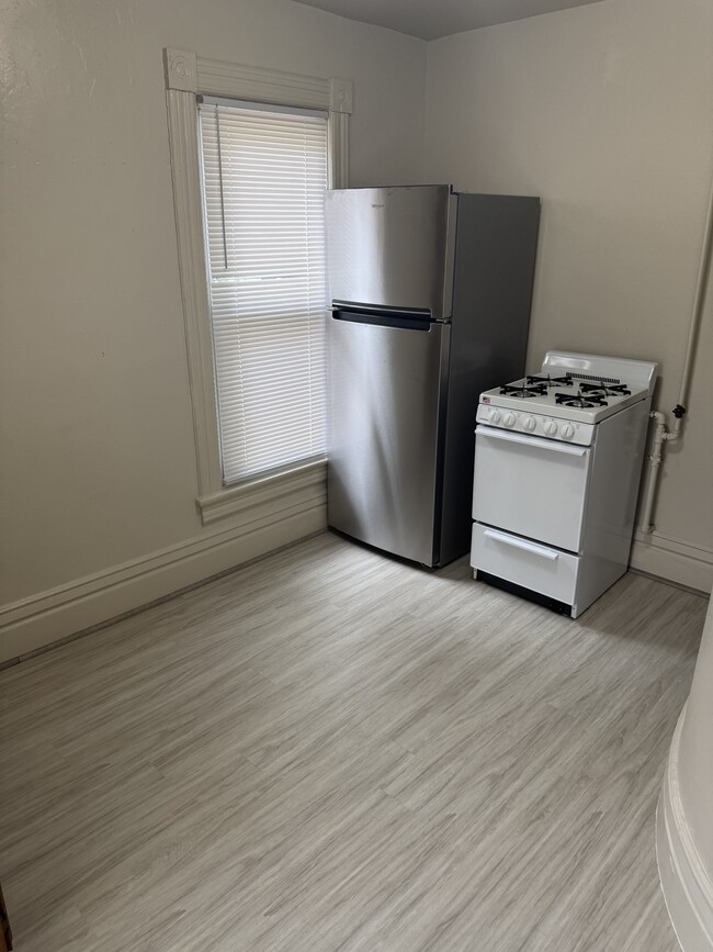 Building Photo - 423 Marion St