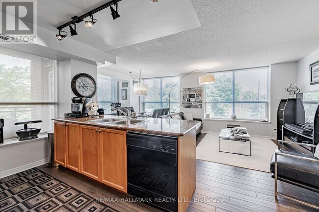 Photo du bâtiment - 245-245 Davisville Ave