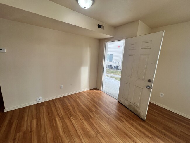 Building Photo - 1/2 FIRST MONTHS RENT---2bed zero deposit ...