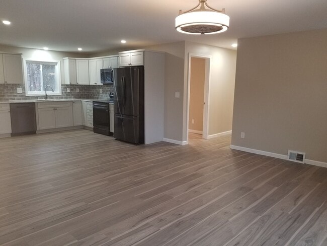 Building Photo - Gorgeous, Fully Upgraded/Renovated from to...
