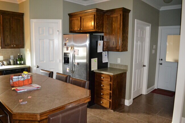 Building Photo - Spacious home in Geismar, Dutchtown School...