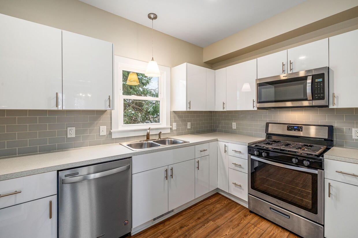 Foto principal - Immediate Move In Remodeled 3 Bed in Eastown