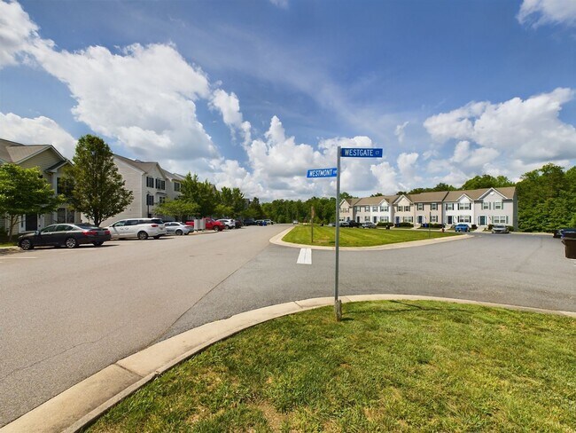 Building Photo - Wonderful, Spacious 3 Bedroom Townhome in ...