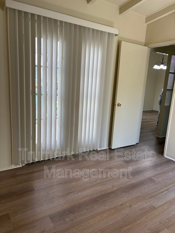 Foto del edificio - 1037 E Glenoaks Blvd
