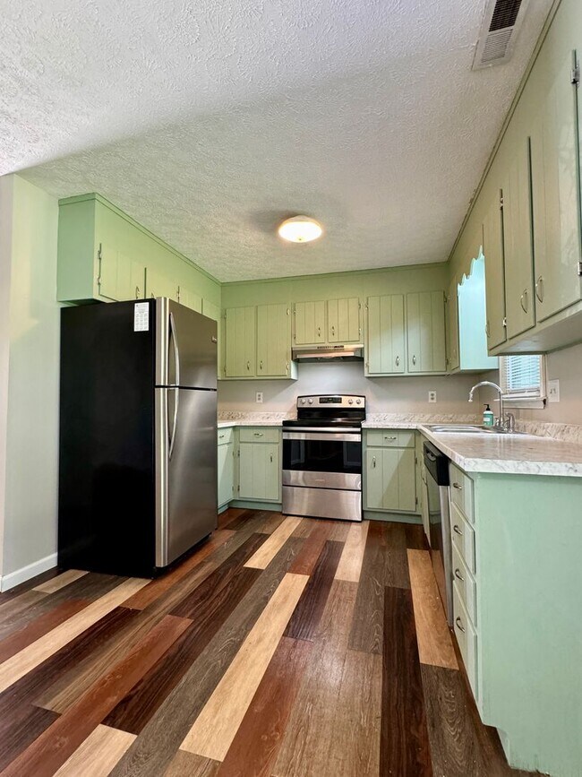Foto del edificio - Spacious Duplex with Private Yard & Garage...
