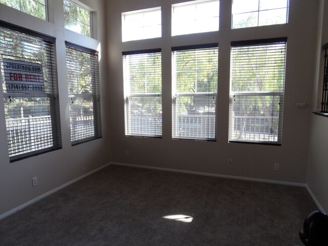 Building Photo - Briar Rose Track In Ladera Ranch End Unit ...