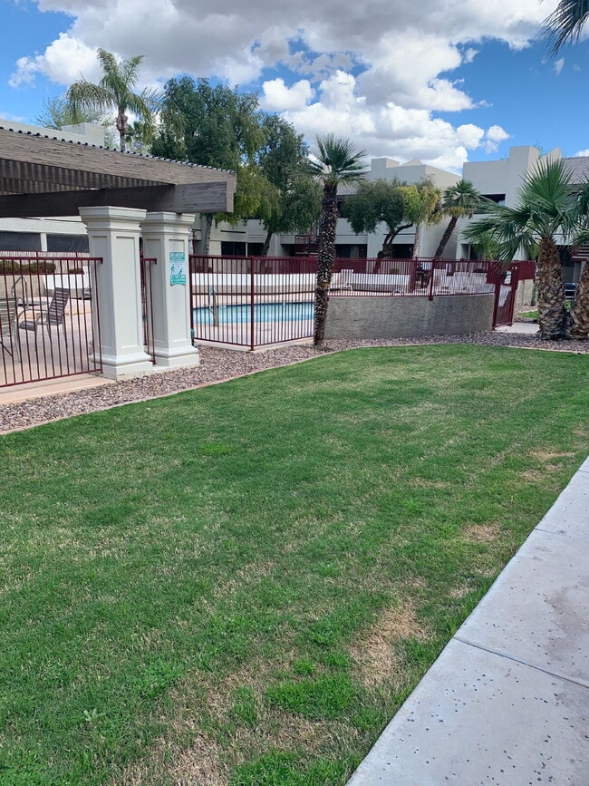 Building Photo - "Charming 2-Bed, 2-Bath Gem in Prime Phoenix Location with 900 Sq Ft of Comfort!"