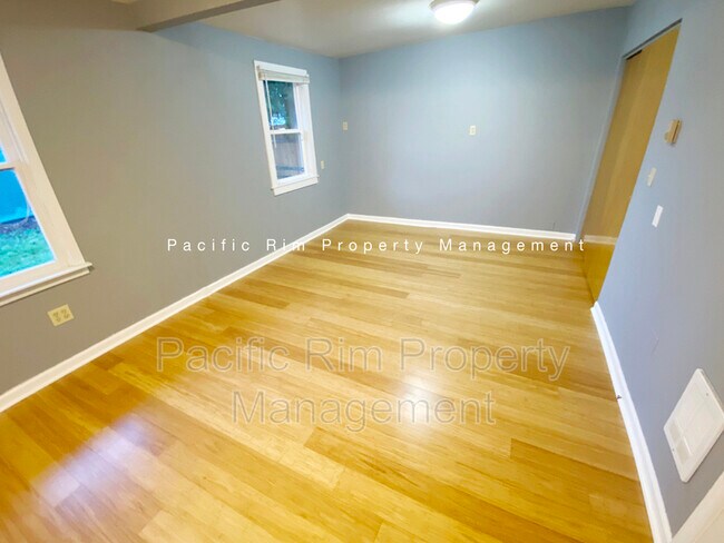 Building Photo - 14825 W Thorne Ln SW