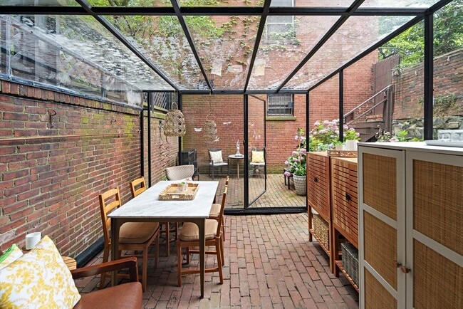 Building Photo - 364 Marlborough St