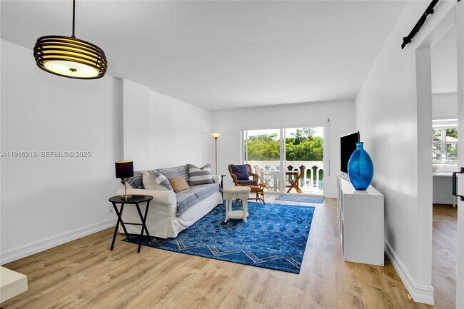 Foto del edificio - 100 Edgewater Dr