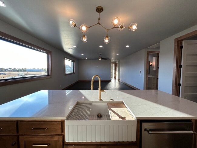 Plano de planta abierto para un espacio de cocina, comedor y sala de estar cohesivo - 20980 Cortona Dr