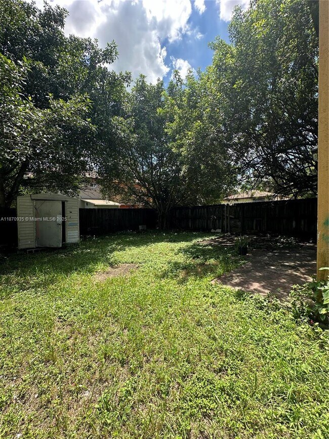 Building Photo - 855 SW 6th Ct