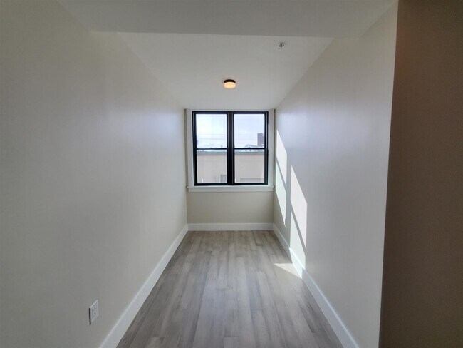 Building Photo - 305 Webster Ave