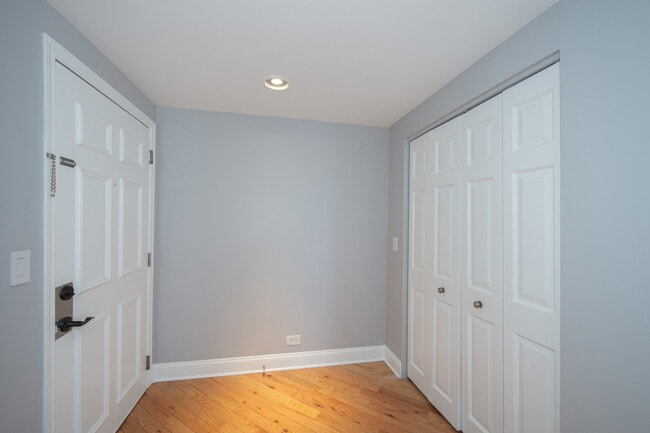 Foto del edificio - 6560 W Diversey Ave