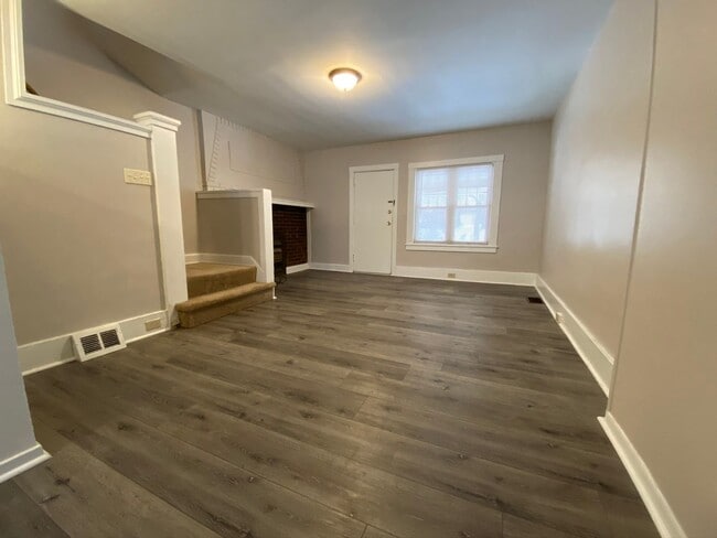 Building Photo - Charming Three Bedroom Townhouse in Squirrel Hill! Back Yard & Covered Front Porch! Call Today!