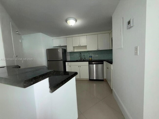 Building Photo - 801 Brickell Bay Dr