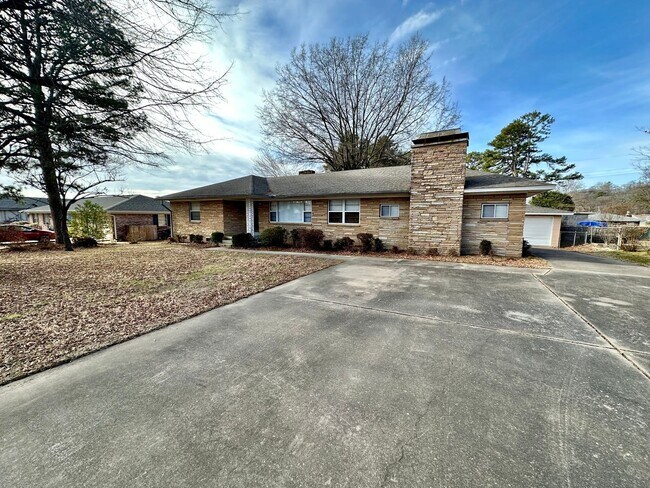 Foto del edificio - 3 Bedroom, 1.5 Bathroom Home on Southside ...