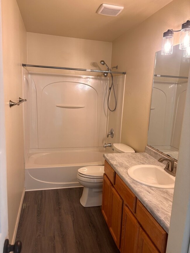 Building Photo - Fantastic 2 Bedroom Townhome!