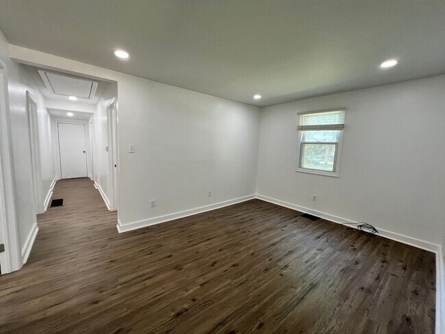 Building Photo - Charming 3 BR/1 BA Single-Family Home in P...