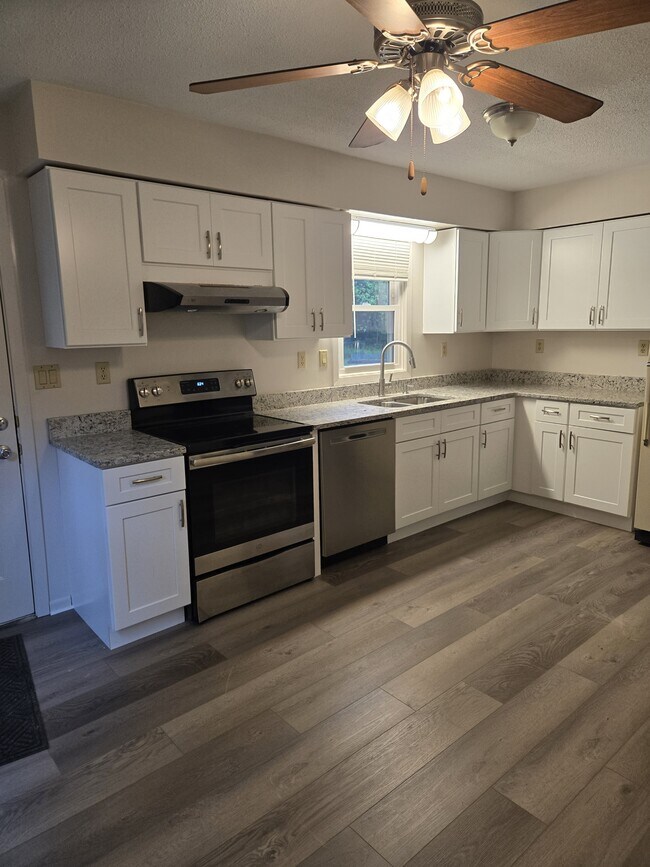 Cocina remodelada, con sobres de Granito. - 42 Old Fuller Rd