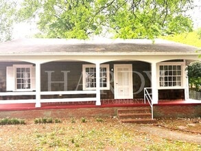 Building Photo - 513 LaPorte St SE