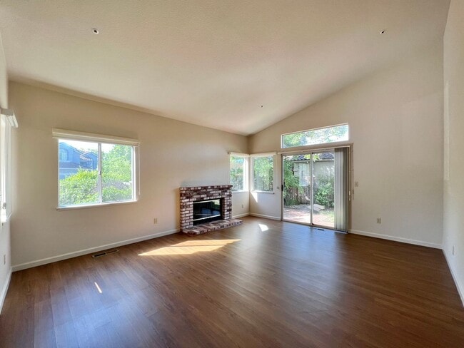 Foto del edificio - 3 Bedroom, 2 Bathroom Popular North Napa Rancho Las Flores Area